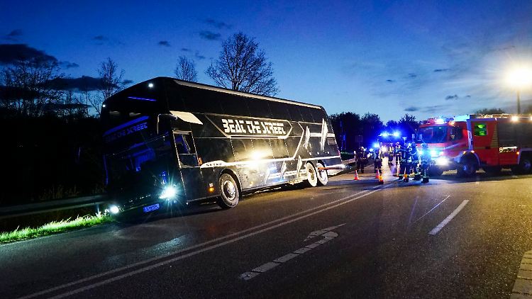 Der Bus kippte gegen eine Leitplanke auf der Autobahn.