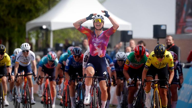 Lorena Wiebes (Mitte) jubelt, doch die Siegerin des Amstel Gold Race ist Marianne Vos (in Gelb).
