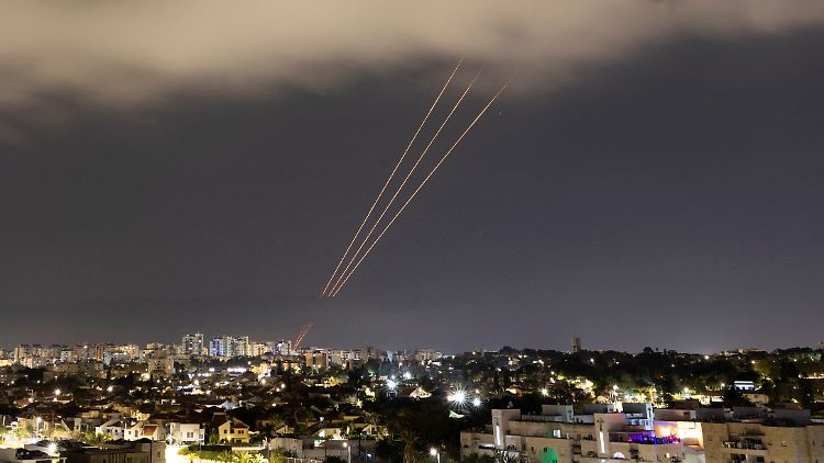 Von der israelischen Stadt Ashkelon aus ist am Himmel zu sehen, wie ein Abwehrsystem nach dem iranischen Drohnen- und Raketenangriff operiert.