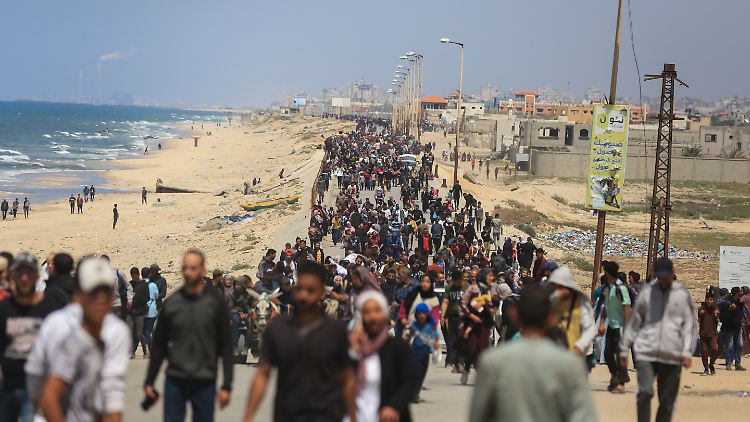 Vertriebene Palästinenser nehmen die Küstenstraße von Rashid, um über Nuseirat im zentralen Gazastreifen nach Gaza-Stadt zurückzukehren.