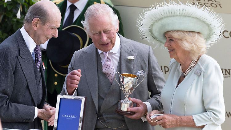 Der Herzog von Kent (l) mit König Charles und Königin Camilla im Juni in Ascot.
