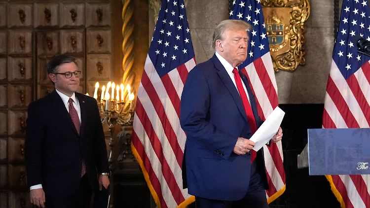 Johnson und Trump bei einer Pressekonferenz in Florida am Freitag. 