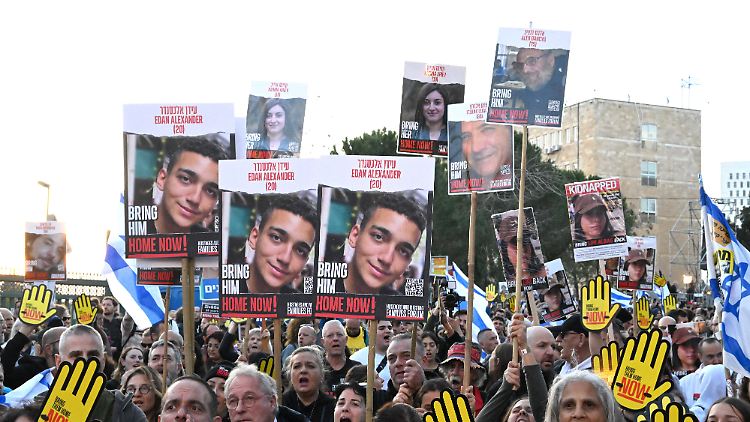 Israel ging bislang davon aus, dass noch knapp 100 Geiseln am Leben sind.