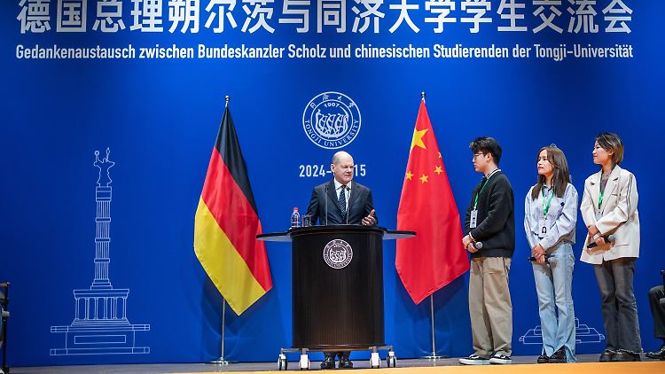Bundeskanzler Olaf Scholz nimmt an einer Diskussionsrunde mit Studierenden an der Tongji-Universität in Shanghai teil.