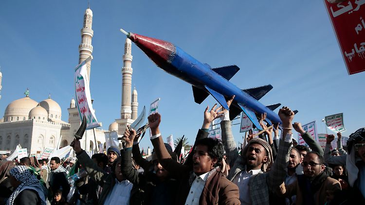 Huthi-Anhänger nehmen im Januar in Sanaa an einer Kundgebung zur Unterstützung der Palästinenser im Gazastreifen und gegen die USA teil. 
