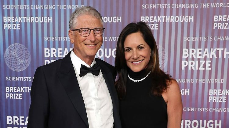 Strahlend und Arm in Arm posierten Bill Gates und Paula Hurd in Los Angeles. 