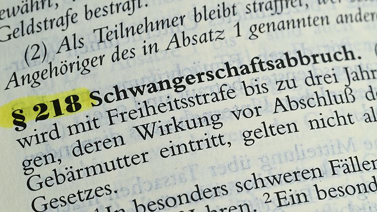 Bisher ist ein Schwangerschaftsabbruch in Deutschland laut Paragraf 218 des Strafgesetzbuchs verboten.