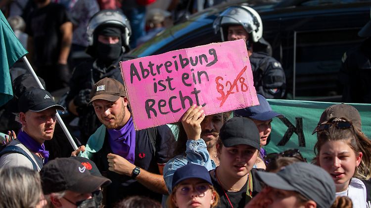 Der Großteil der Deutschen ist für eine Legalisierung von Schwangerschaftsabbrüchen.