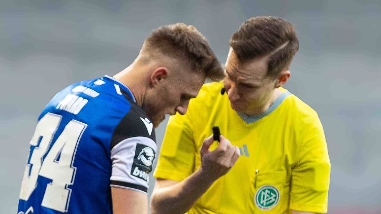Schiedsrichter Martin Speckner ließ nach Überzeugung eines Fans zu lange nachspielen.