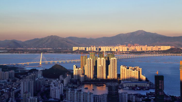 Die Shenzhen Brücke in der Abenddämmerung