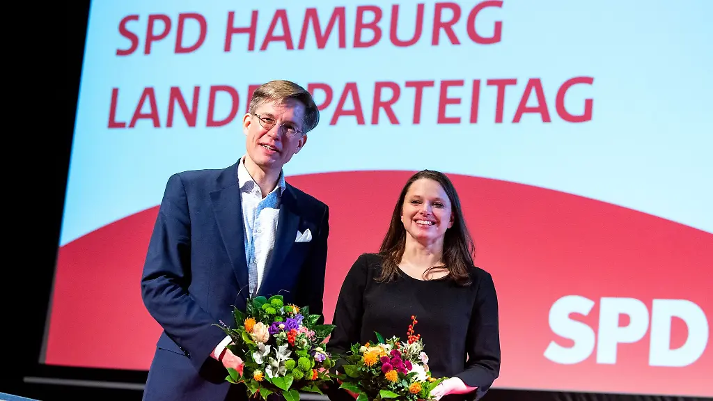 Die-wiedergewaehlten-Hamburger-SPD-Parteivorsitzenden-Nils-Weiland-und-Melanie-Leonhard-stehen-waehrend-eines-SPD-Landesparteitags-nach-ihrer-Wahl-zusammen