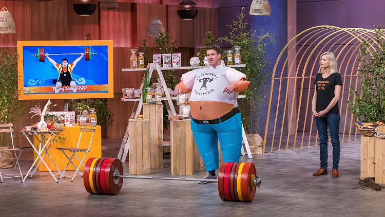 Olympiasieger Matthias Steiner erinnert kurz an alte Zeiten.