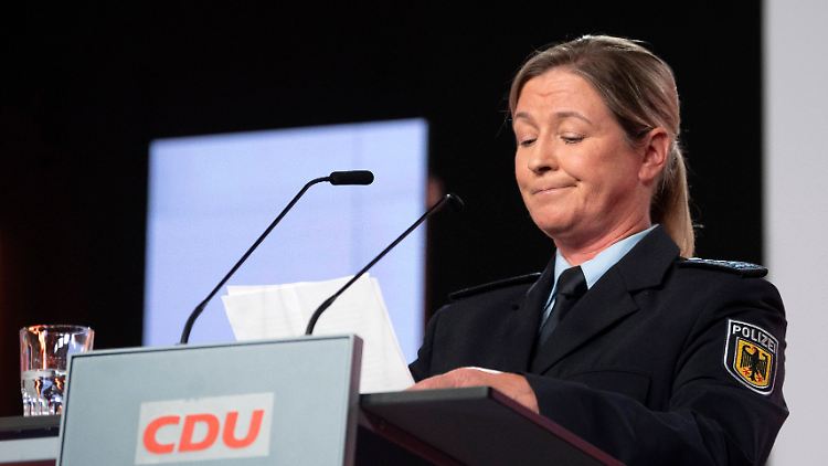 Der Uniform-Auftritt von Pechstein hatte breite Kritik ausgelöst.