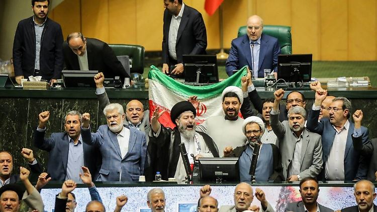 Angehörige des Regimes sangen am Samstag im Parlament anlässlich des Angriffs auf Israel.