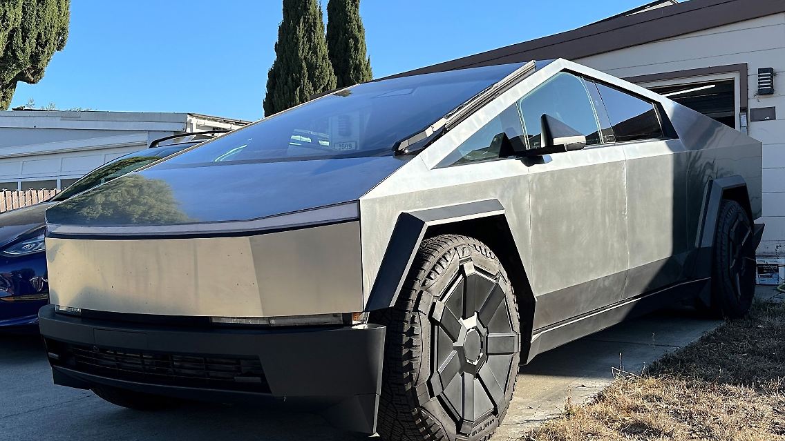 Teslas Cybertruck ist rund drei Tonnen schwer und hat eine Karosserie aus dickem Edelstahl.