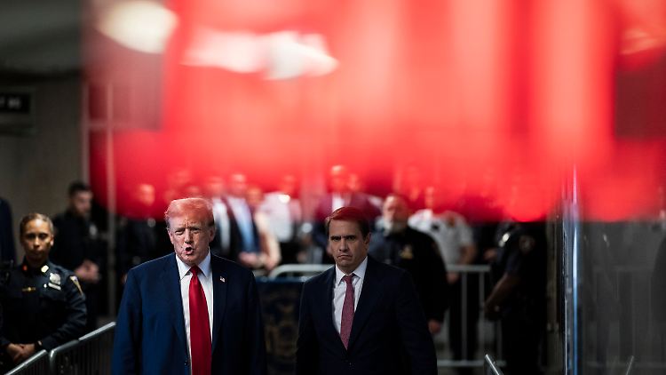 Trump soll der Pornodarstellerin Stormy Daniels Schweigegeld gezahlt und Geschäftsdokumente gefälscht haben.
