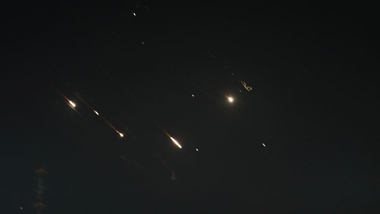 Ein Himmel fast wie in der Ukraine - allerdings steht die Abwehr: Flammen von Explosionen leuchten über Jerusalem, während unter anderem Israels Raketenabwehrsystem "Iron Dome" Raketen und Drohnen abfängt. 