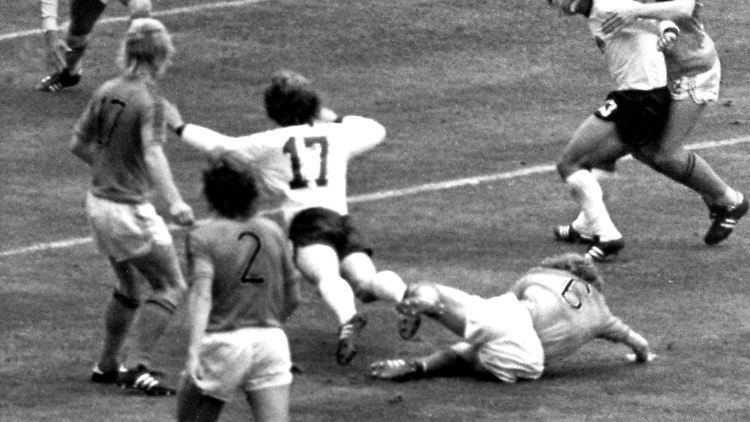 Der Elfmeter im WM-Finale 1974 verfolgt Hölzenbein.