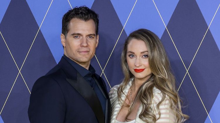 Henry Cavill und Natalie Viscuso gaben ihre Beziehung 2021 auf Instagram bekannt. 