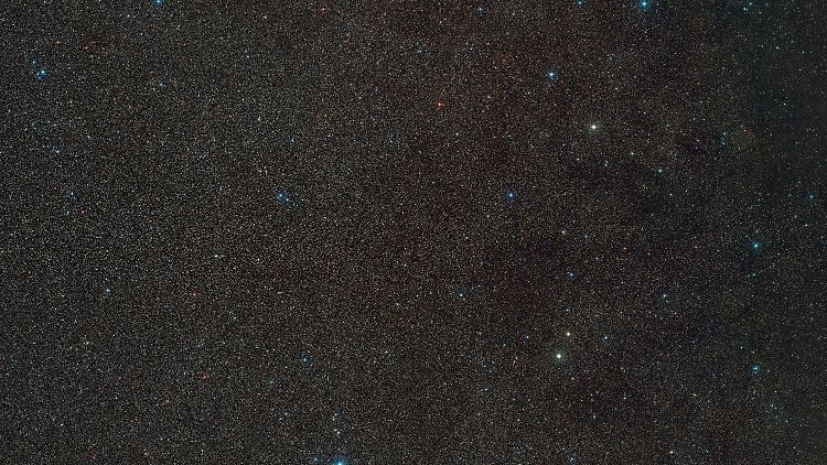 Dieser Weitwinkelausschnitt zeigt die Umgebung von Gaia BH3, dem massereichsten stellaren Schwarzen Loch in unserer Galaxie.