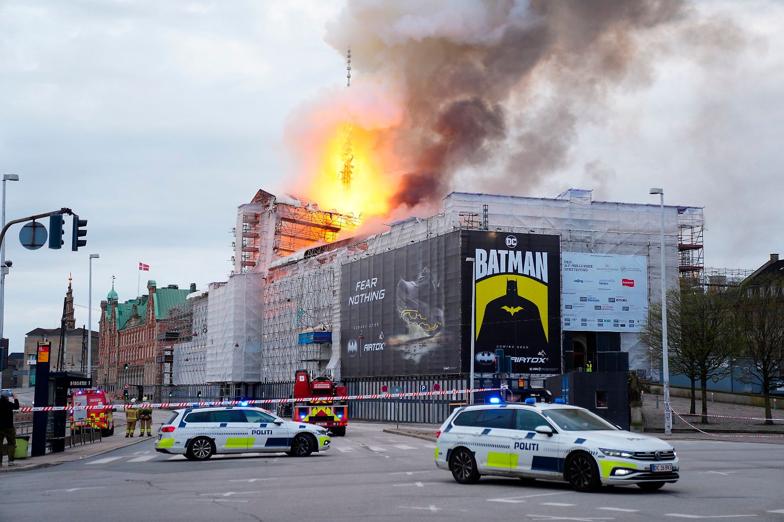 Drama in Kopenhagen: Ausgerechnet am Geburtstag von Margarethe II. bricht im historischen Börsengebäude ein Feuer aus. 