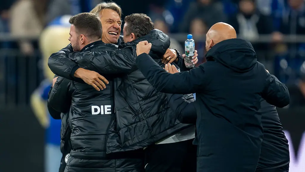 Elversbergs-Trainer-Horst-Steffen-2-v-l-jubelt-nach-dem-Schlusspfiff