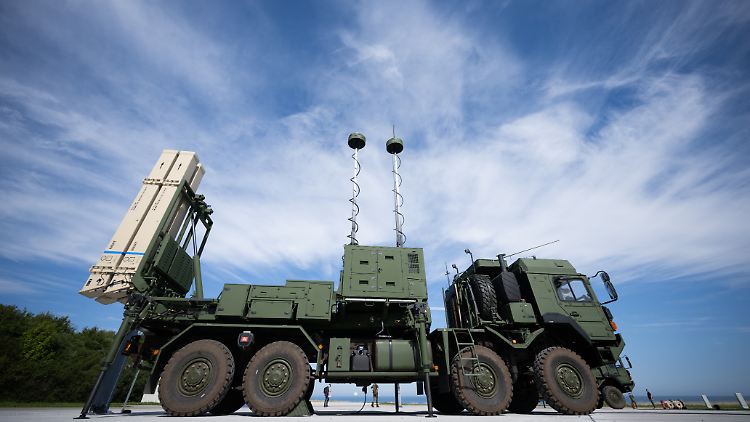 Ein Launcher des Luftverteidigungssystems IRIS-T SLM der Firma Diehl Defence während der Vorstellung der European Air Defence Academy.
