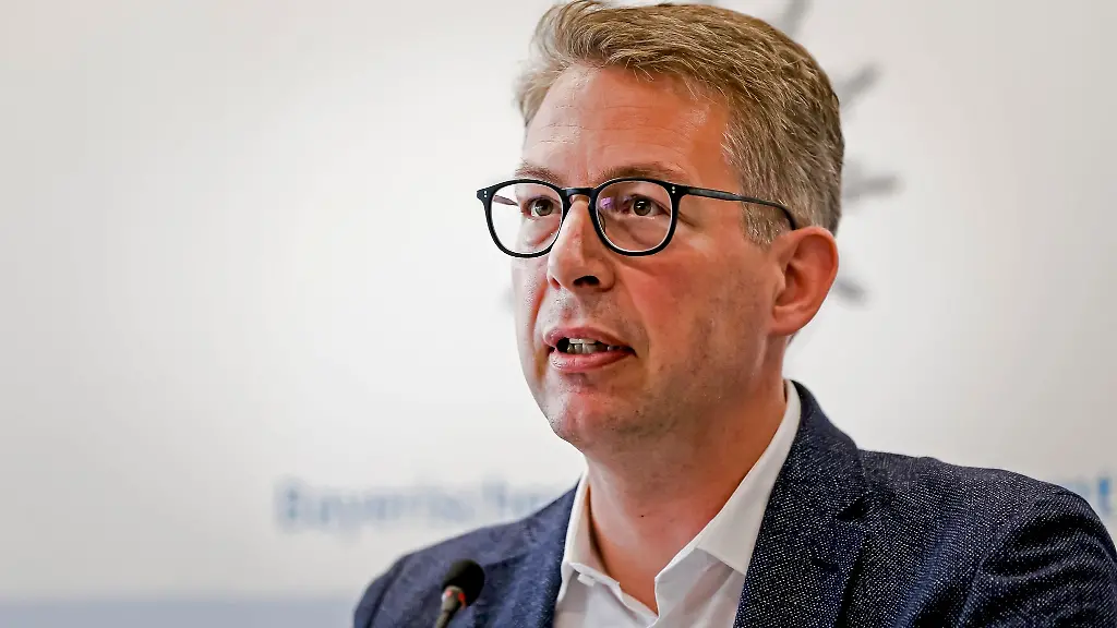 Bayerns-Staatsminister-fuer-Wissenschaft-und-Kunst-Markus-Blume-spricht-waehrend-einer-Pressekonferenz