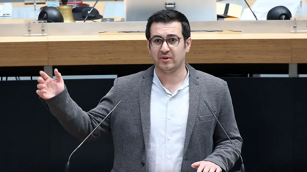 Jian-Omar-Buednis90-Gruene-spricht-waehrend-der-Plenarsitzung-im-Berliner-Abgeordnetenhaus