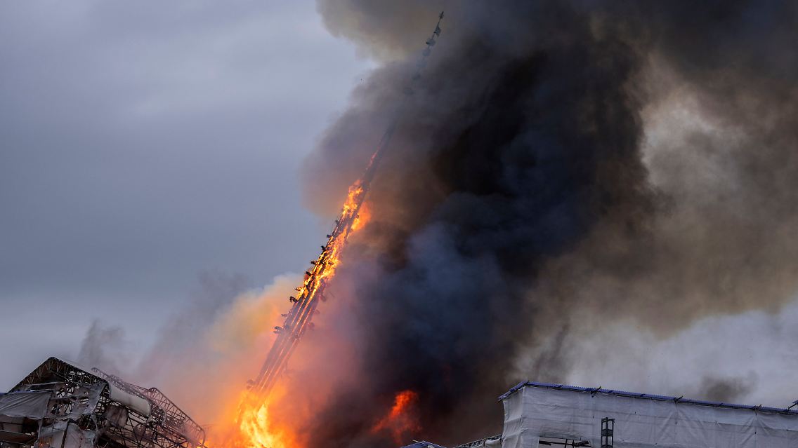 Nun bringt das Feuer die ikonische Turmspitze zum Kollabieren.