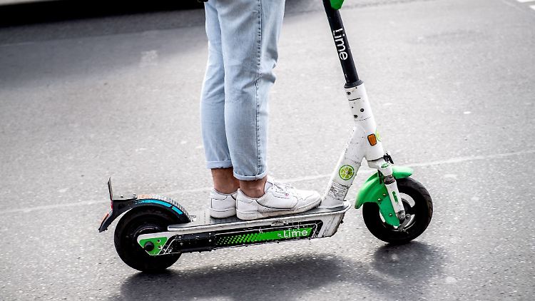 Umweltfreundlich mobil: Mit E-Scootern kommt man schnell von A nach B. Wenn die Fahrt nicht wegen eines Regelverstoßes unterbrochen wird.