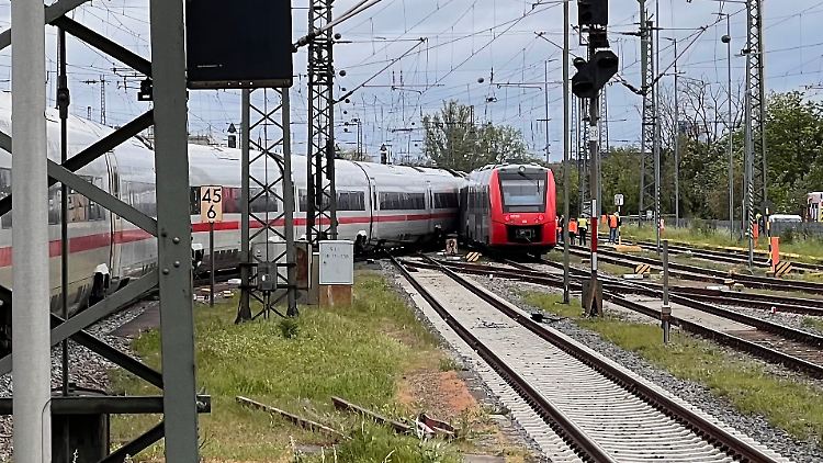 Während eines Rangiervorgangs sind ein Regionalzug und ein ICE in Worms seitlich zusammengestoßen. 