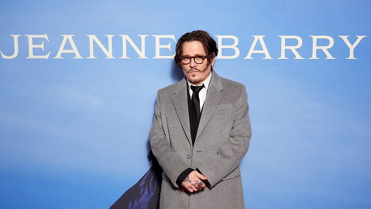 So ernst, so seriös: Johnny Depp. Sieht so ein Schlossbesitzer aus?