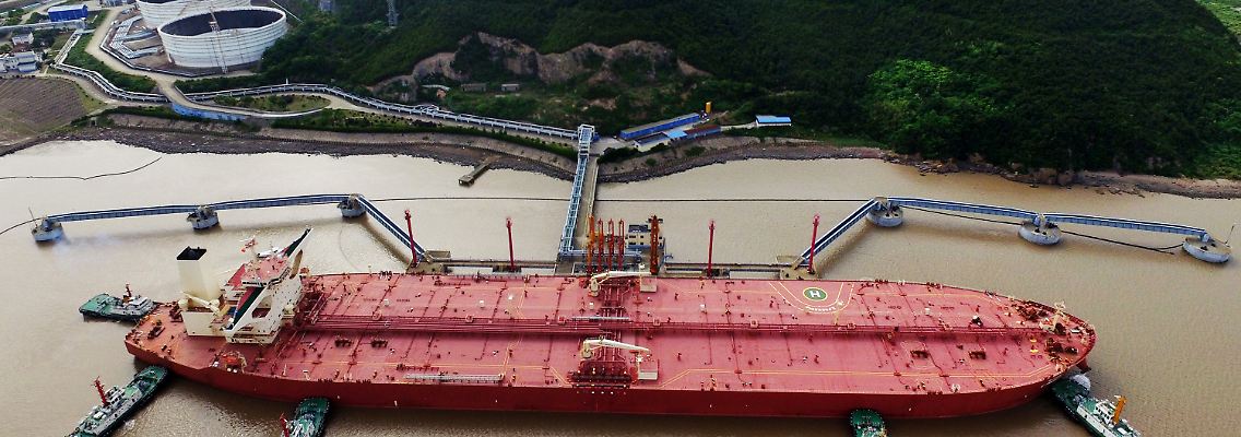 2018-08-31T000000Z_1558511804_RC13951C0EB0_RTRMADP_3_CHINA-CRUDE-FUTURES.JPG
