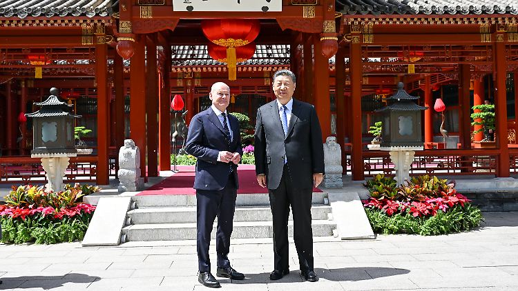 Immerhin, man sprach miteinander. Und ließ sich gemeinsam fotografieren: Staats- und Parteichef Xi Jinping und Olaf Scholz.