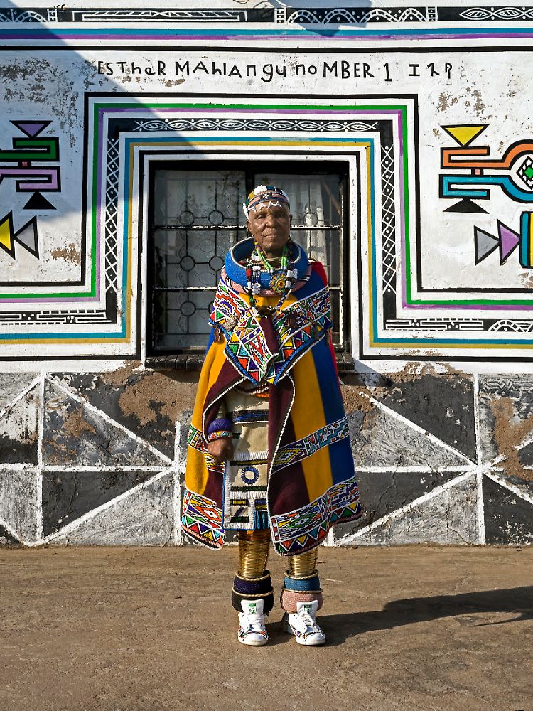 Von Mpumalanga in die Welt: Traditionelle Wandbemalung im Heimatdorf der südafrikanischen Künstlerin.