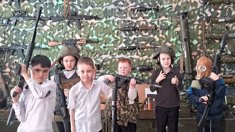 In Museen der "Spezialoperation" kommen russische Schüler schon früh in Kontakt mit Kriegswaffen. 