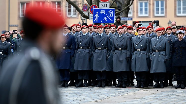 Der Bundeswehr fehlt Personal. Rekrutinnen und Rekruten bei einer feierlichen Vereidigung in Nürnberg. 