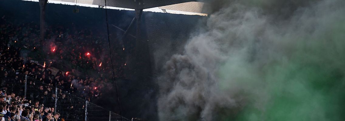 Hannovers Fans zünden Pyrotechnik.
