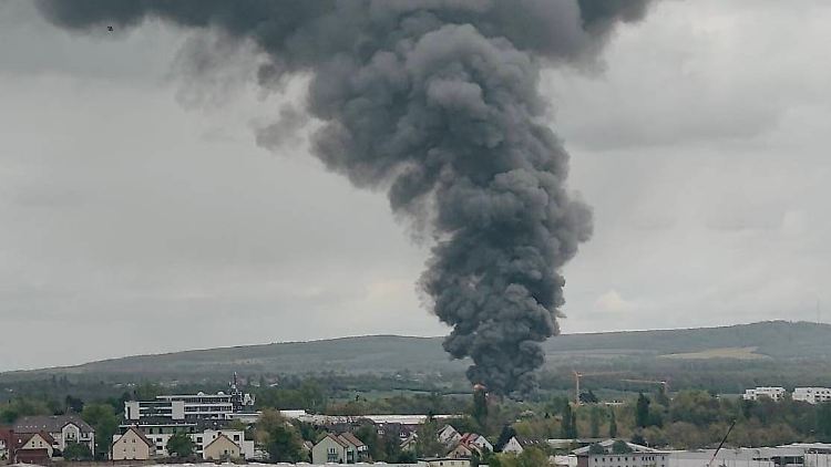 Dicke Rauchwolken steigen über der Fabrik auf. 