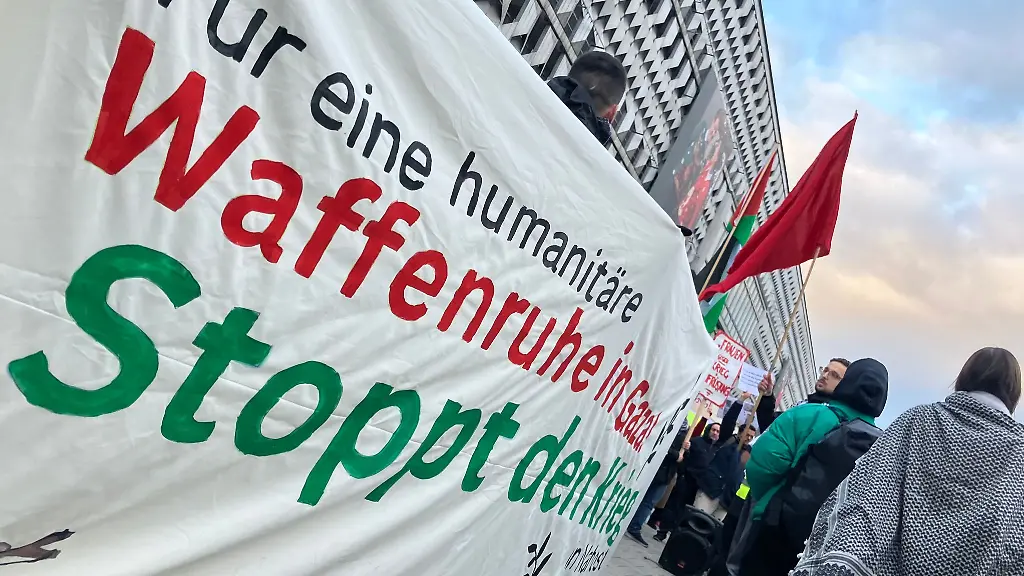 Propalaestinensische-Demonstranten-ziehen-mit-einem-Banner-gegen-den-Krieg-in-Gaza-durch-die-Innenstadt-von-Magdeburg