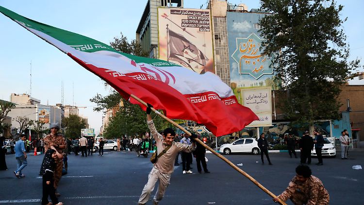 In Teheran gehen Unterstützer des Mullah-Regimes gegen Israel auf die Straße.