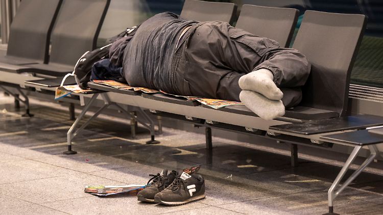 Einige Passagiere mussten aufgrund ausgefallener Flüge in Terminals kampieren. 