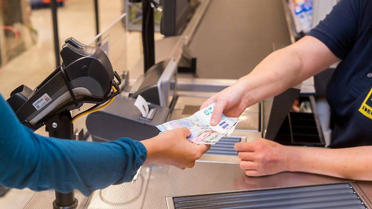 Sollten künftig nur noch 25 Prozent der Menschen im Supermarkt mit Bargeld bezahlen, wird es mit der Auszahlung von Bargeld logistisch schwierig, so eine aktuelle Studie.
