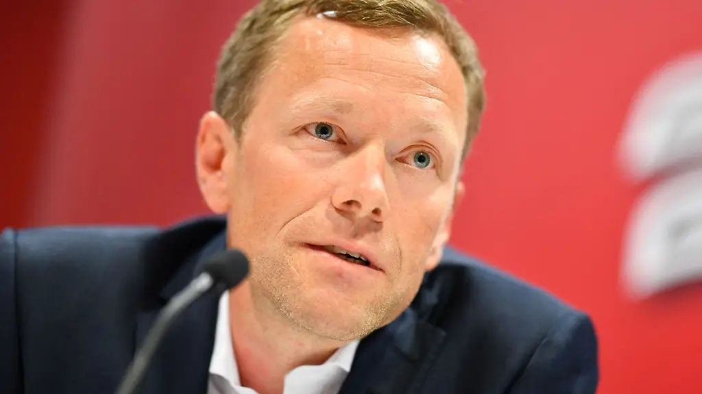 Mannheims-Sportmanager-Jan-Axel-Alavaara-sitzt-auf-einem-Podium