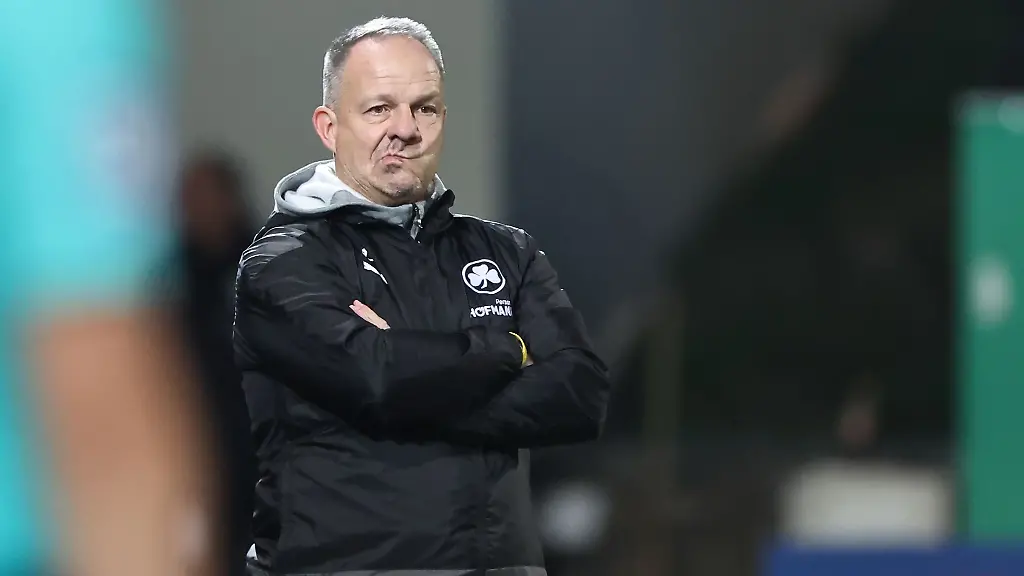 Der-Fuerther-Trainer-Alexander-Zorniger-verfolgt-ein-Spiel