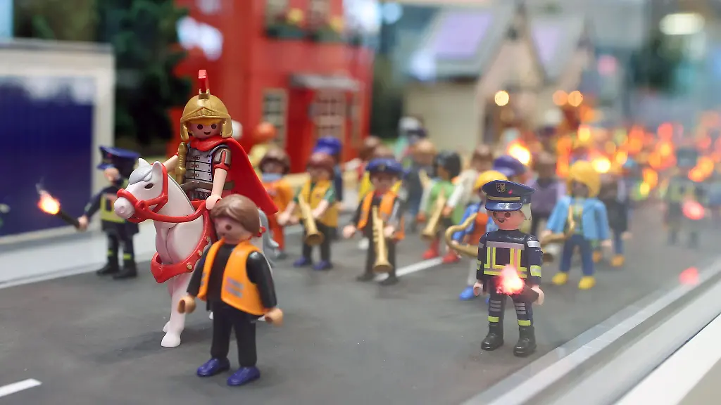 Ein-St-Martinzug-aus-Playmobilfiguren