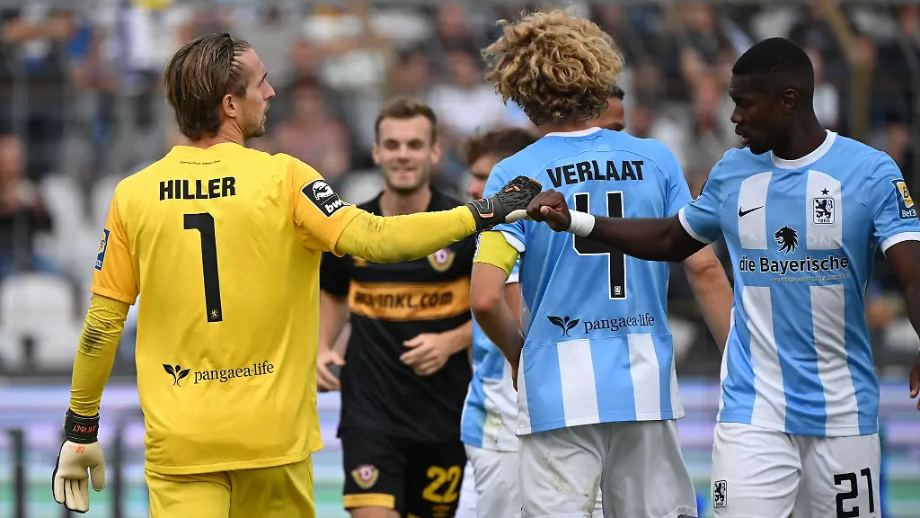 Muenchens-Torwart-Marco-Hiller-l-schlaegt-mit-Muenchens-Leroy-Kwadwo-ein
