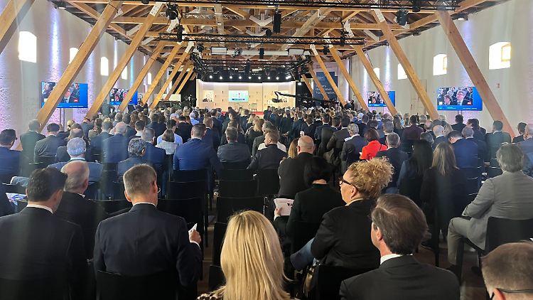 Außergewöhnlich viele Wirtschaftsführer und Spitzenpolitiker haben sich angekündigt.