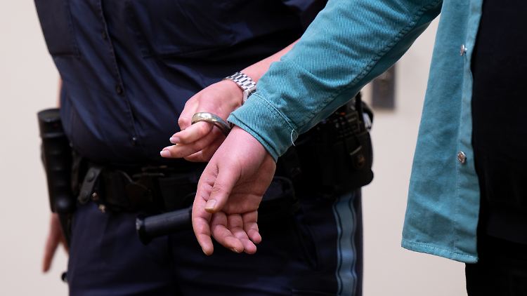 Ohne Führerschein und unter Drogeneinfluss raste der Mann mit seinem Auto mit Tempo 144 durch München.